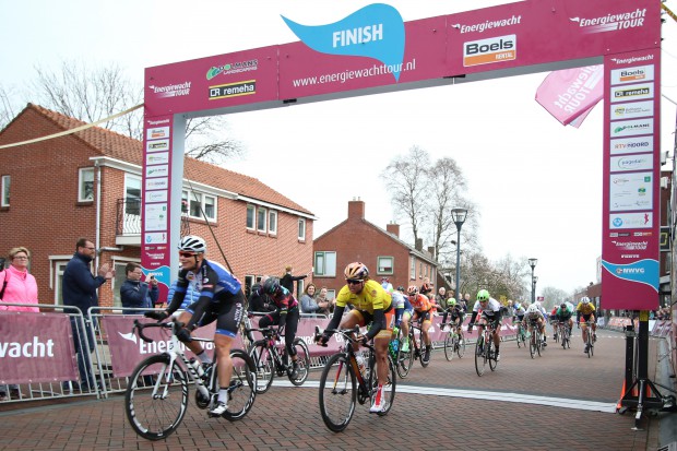 09-04-2016: Wielrennen: Energiewachttour vrouwen: Zuidhorn ZUIDHORN (NED) wielrennen Kirsten Wild heeft de vierde etappe van de Energiewacht Tour gewonnen. De renster van Hitec versloeg in Zuidhorn leidster Chantal Blaak van Boels-Dolmans (tweede) en Barbara Guarischi van Velocio-Sram (derde) in de sprint. Het was voor Wild haar eerste wegkoers na het WK Baan.