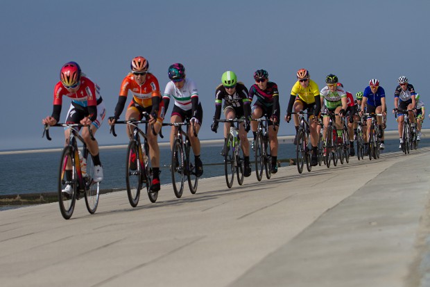 10-04-2016: Wielrennen: Energiewachttour vrouwen: Borkum BORKUM (GER) wielrennen De slotetappe van de Energiewachttour was een etappe op het Duitse Waddeneiland Borkum. Het peloton met Ellen van Dijk voorin langs de Waddenzee