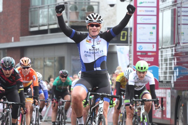 Kirsten Wild wint de etappe in Zuidhorn/Energiewacht Tour.